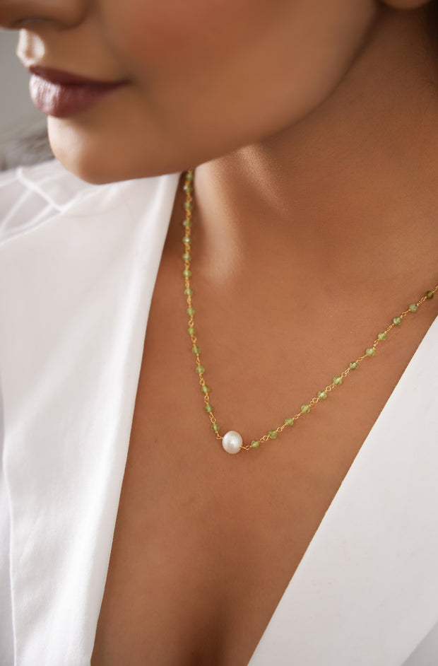 Pure silver with 18k gold plating with real pearl in center and Natural Peridot stone chain